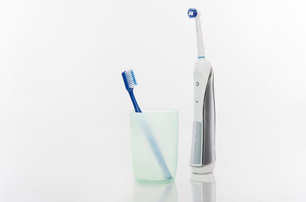 cepillo de dientes manual y eléctrico