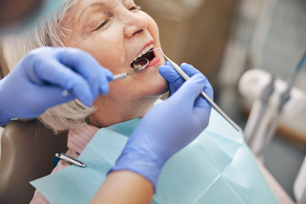 Hábitos que comprometen la estabilidad de los implantes dentales